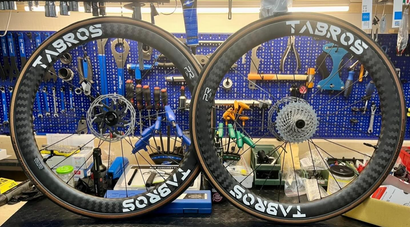 Bicicletta nera con lucchetto sulla ruota anteriore, all'aperto.