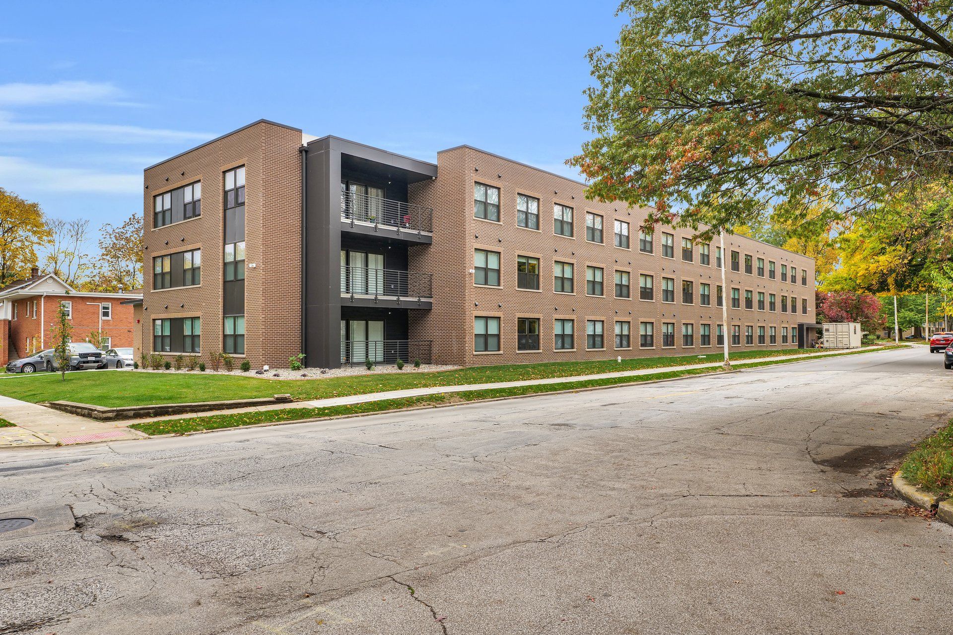 Photo showing a building with a bare lawn in front of it
