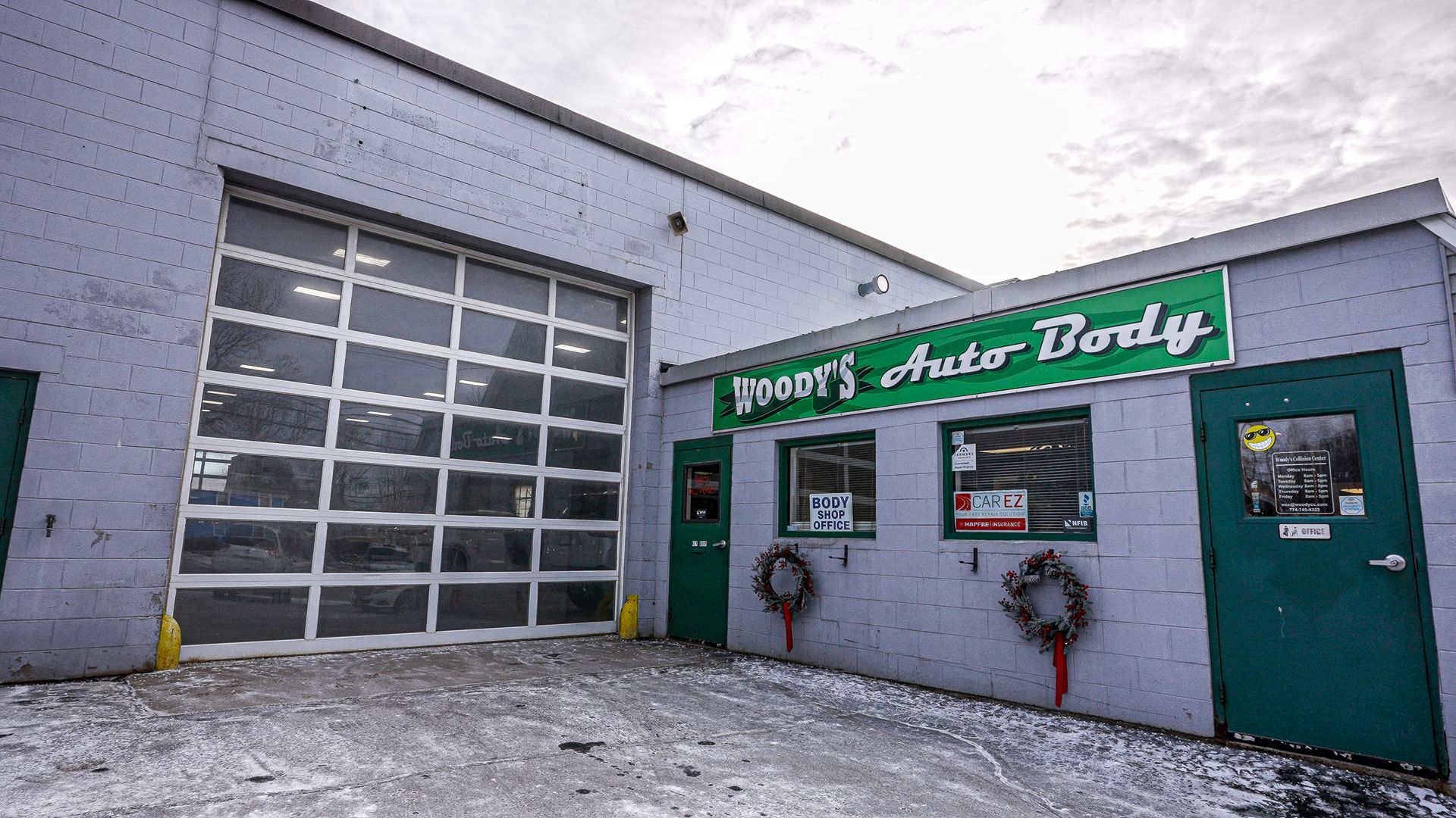 A picture of the Woody's Auto Body building.