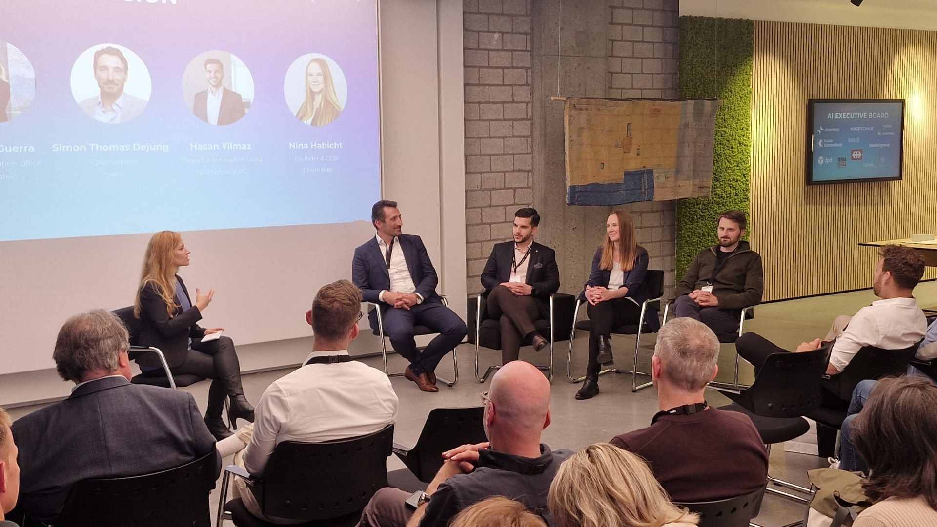Julia Herz bei einem Panel