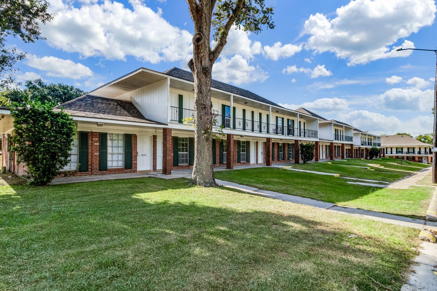 Riverside at Oakbourne exterior front lawn