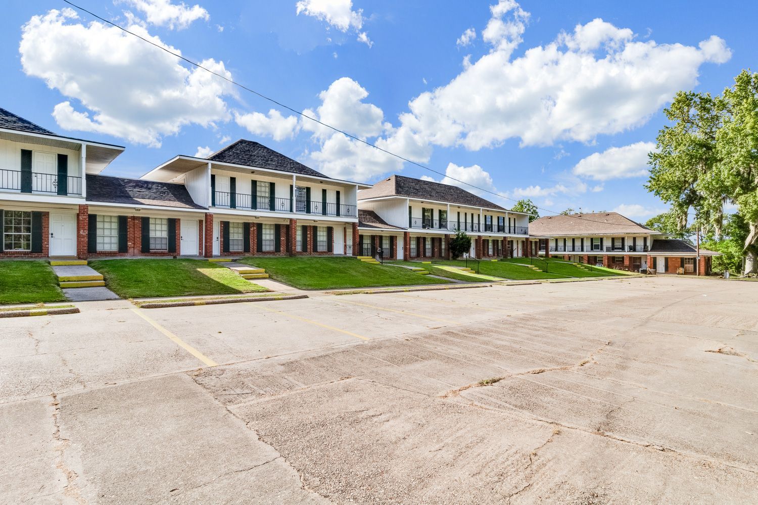 Riverside at Oakbourne exterior front lawns