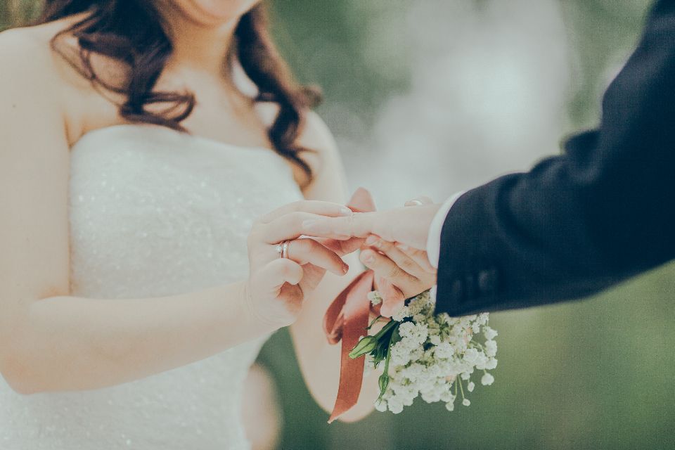 la sposa mette l' anello al dito del marito
