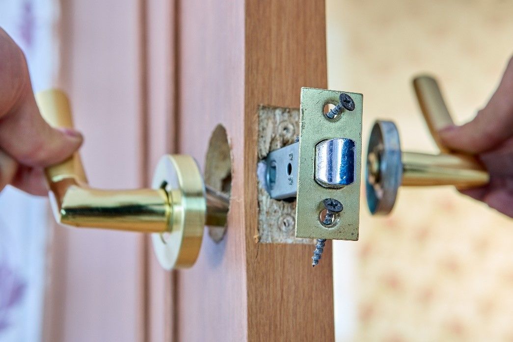 removing+the+door+knob.jpg