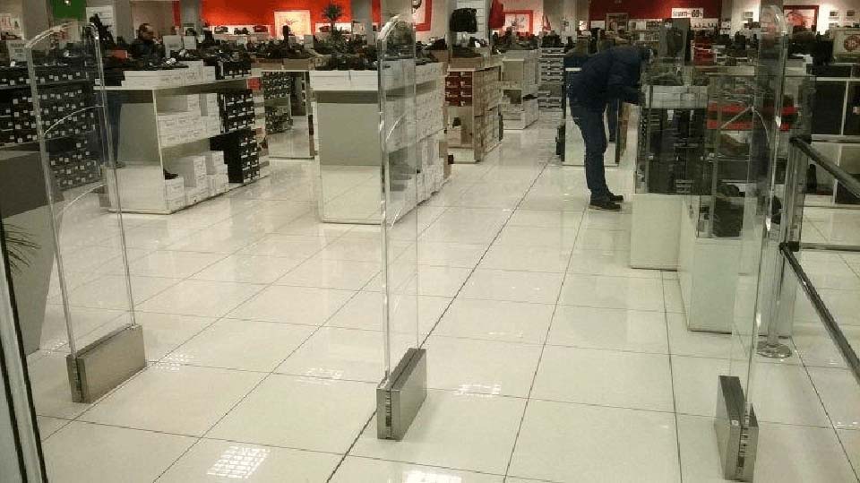 sistema di antitaccheggio all'interno di un negozio di scarpe