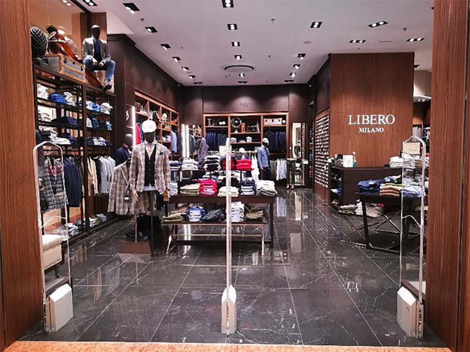 negozio di abbigliamento con sistema di antitaccheggio