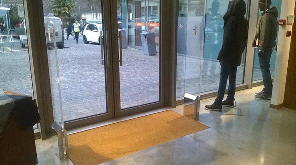 interni negozio con antitaccheggio all'entrata