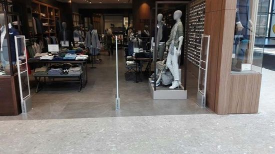 dettagli sistema di antitaccheggio sonoro in un negozio