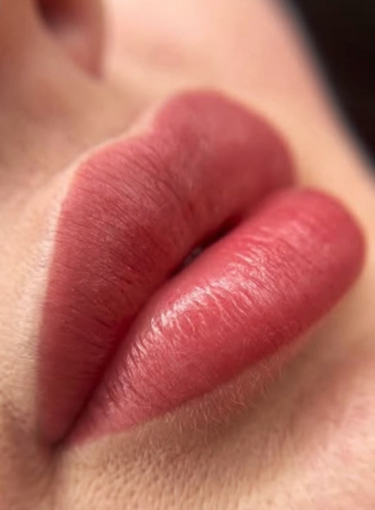 Nahaufnahme von vollen, rosafarbenen Lippen mit sichtbarer Textur.