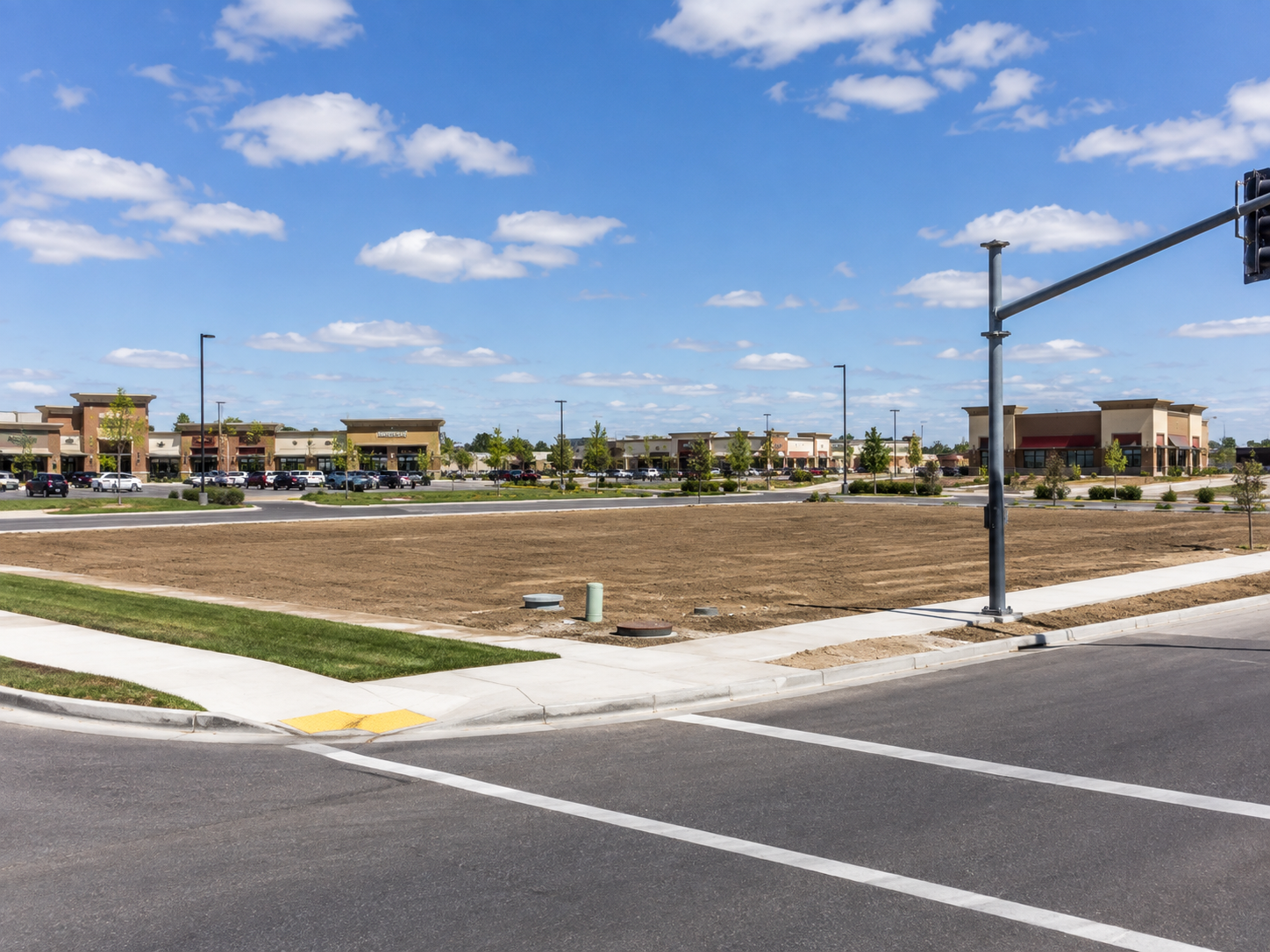 Retail pad site in Central Texas near a busy road with grocery anchor