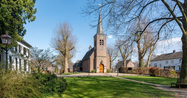 kerk vanaf Molenstraat met het grasveld ervoor