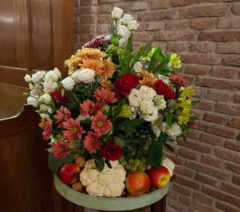 Bloemstuk van Dankdag met groente, fruit en bloemen