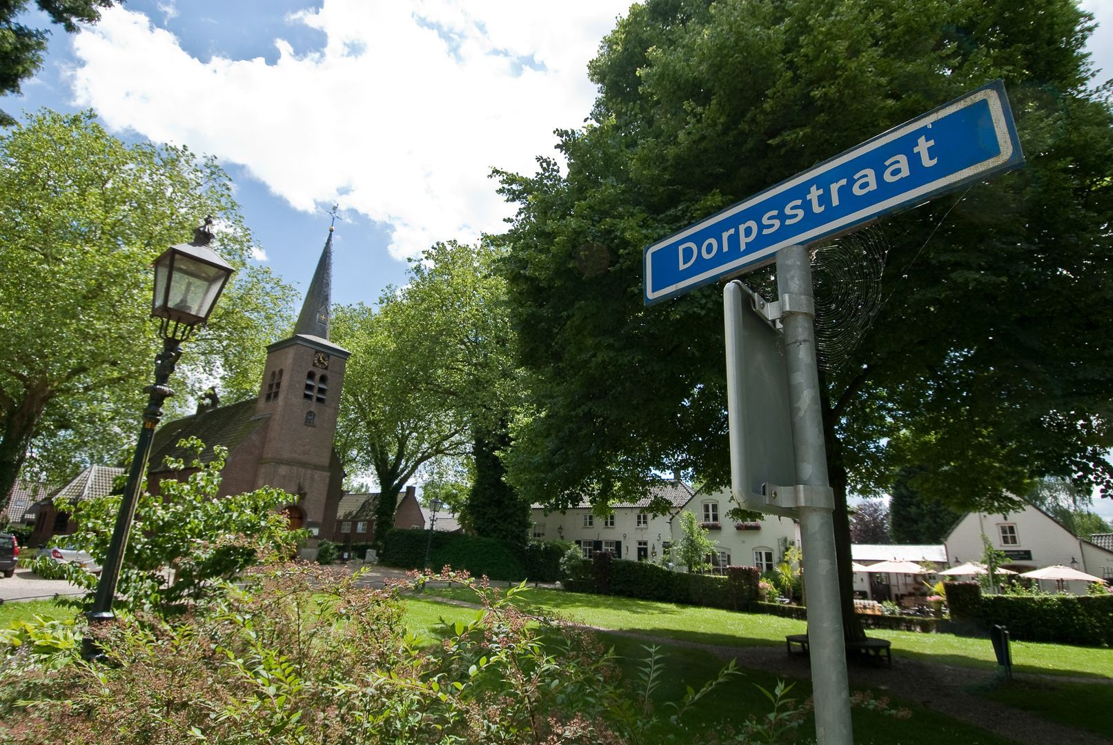 voorzijde kerk met straatnaambord
