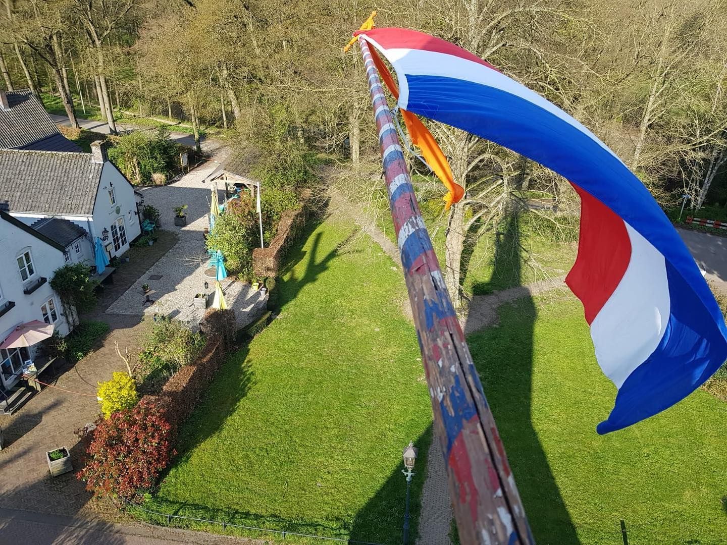 vlaggenstok met de Nederlandse vlag hangend uit de toren 