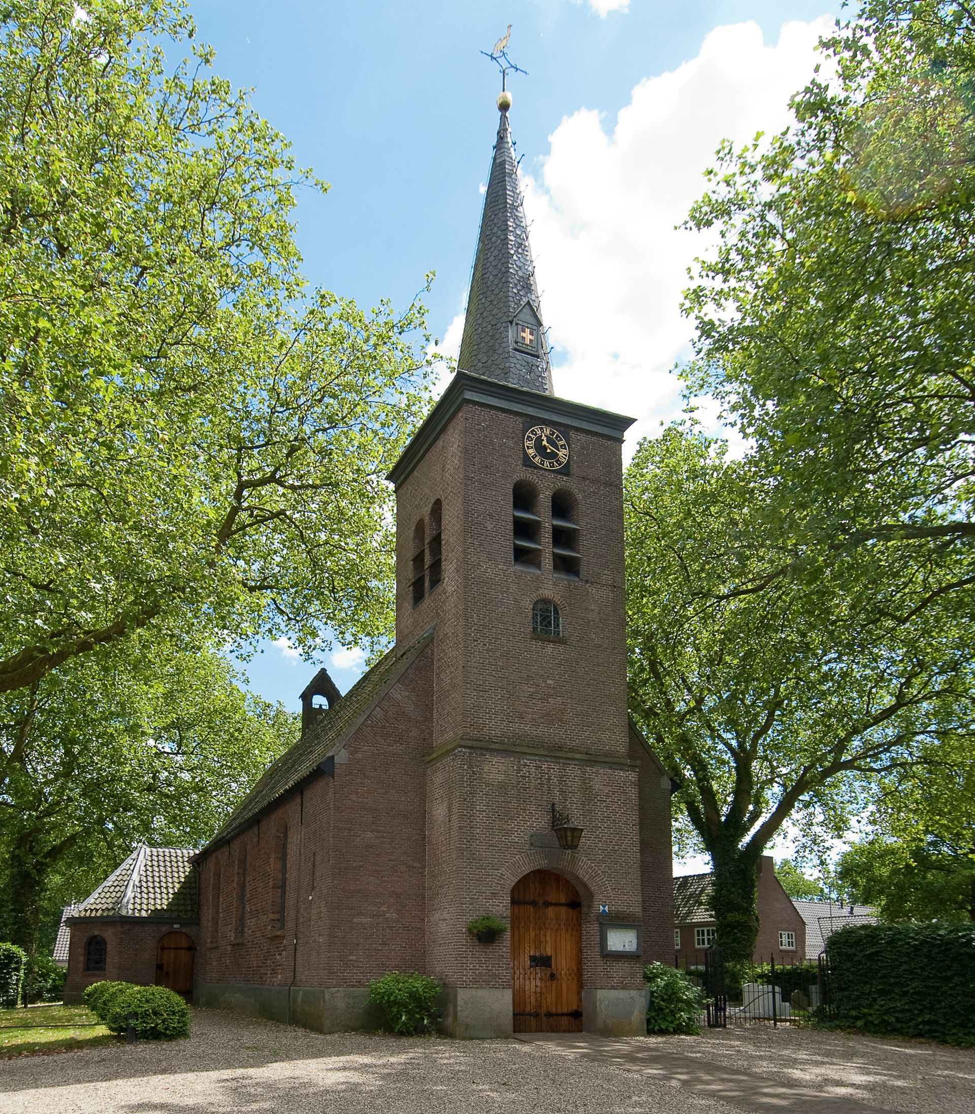 voorzijde kerk met bomen