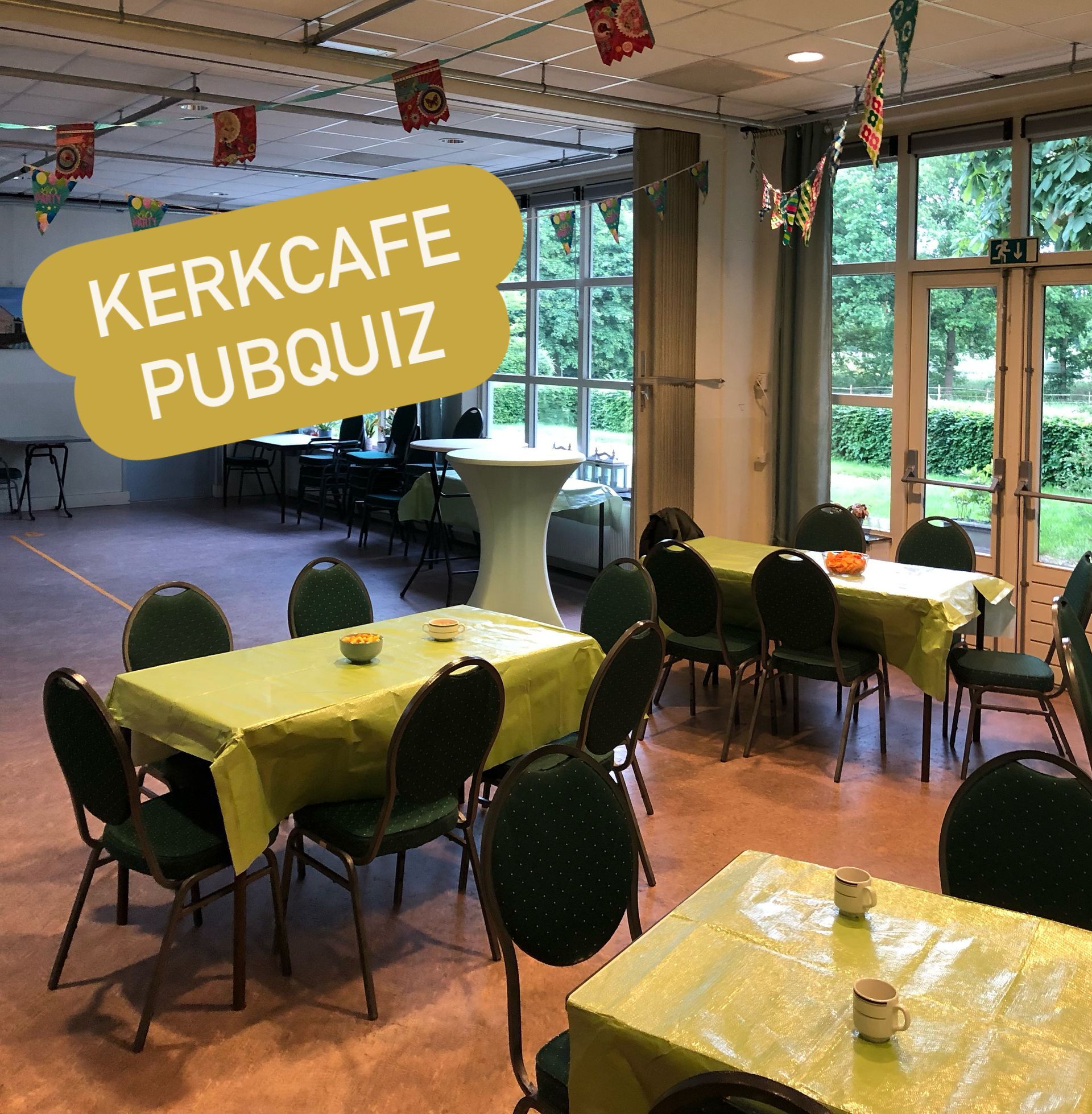 dorpshuis met slingers de locatie van de pubquiz in het kerkcafé