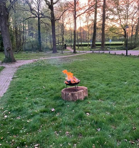 Paasvuur in een vuurschaal op het grasveld voor de kerk op Stille Zaterdag