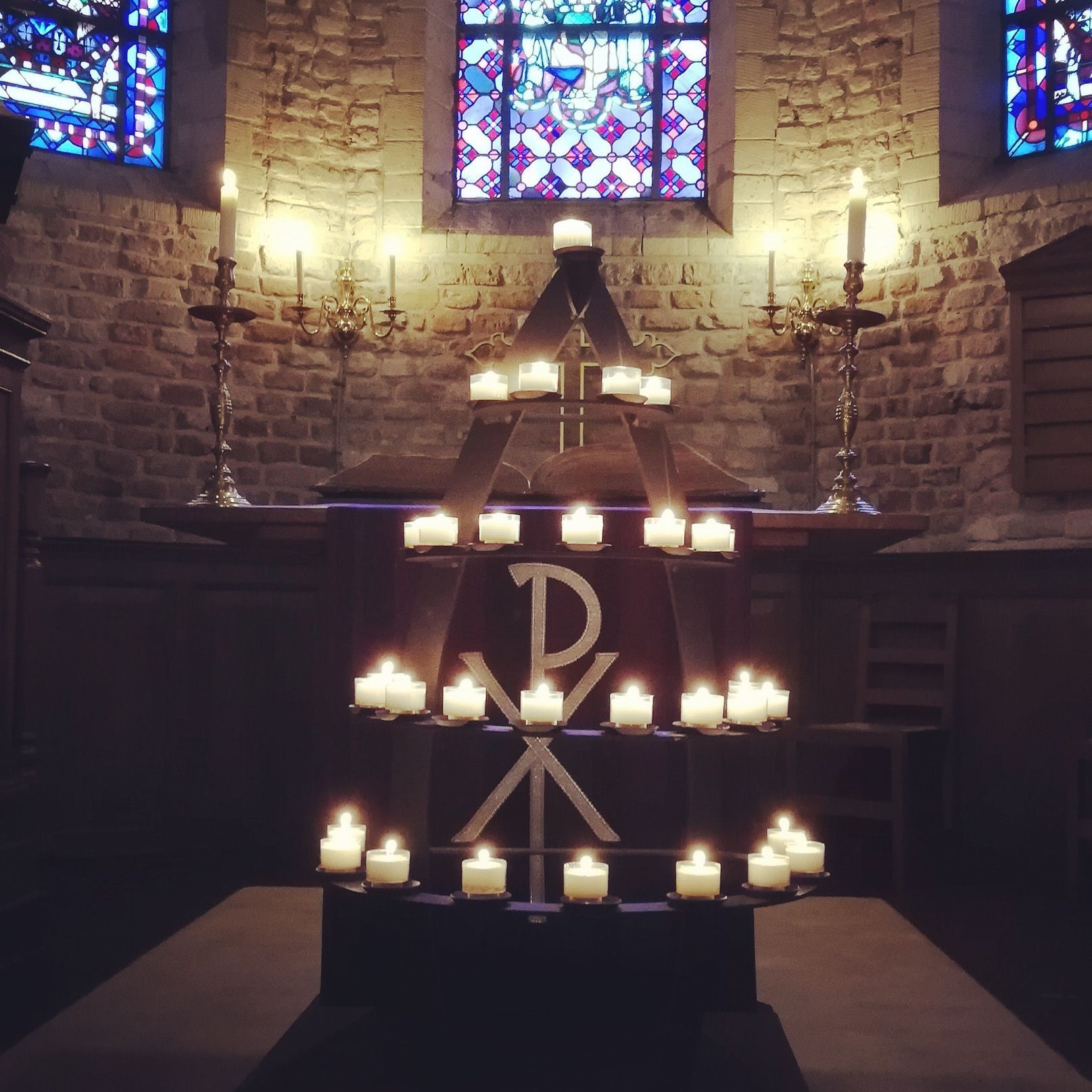 Brandende waxinelichtjes in de kerk