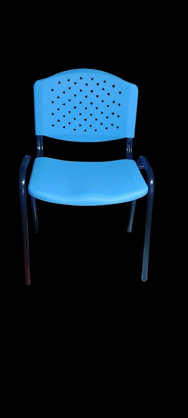 Silla de plástico azul perforado sobre fondo negro