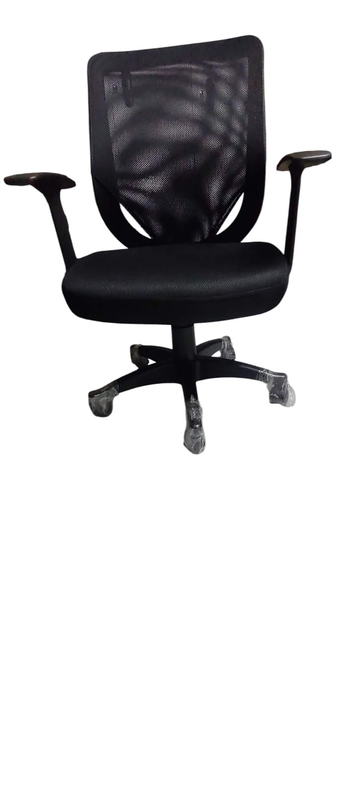 Silla de oficina de malla negra con reposabrazos y base con ruedas sobre fondo blanco.