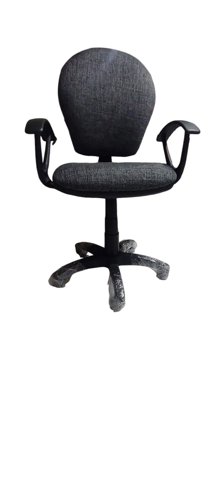 Silla de oficina negra con reposabrazos y base de cinco ruedas sobre fondo blanco.