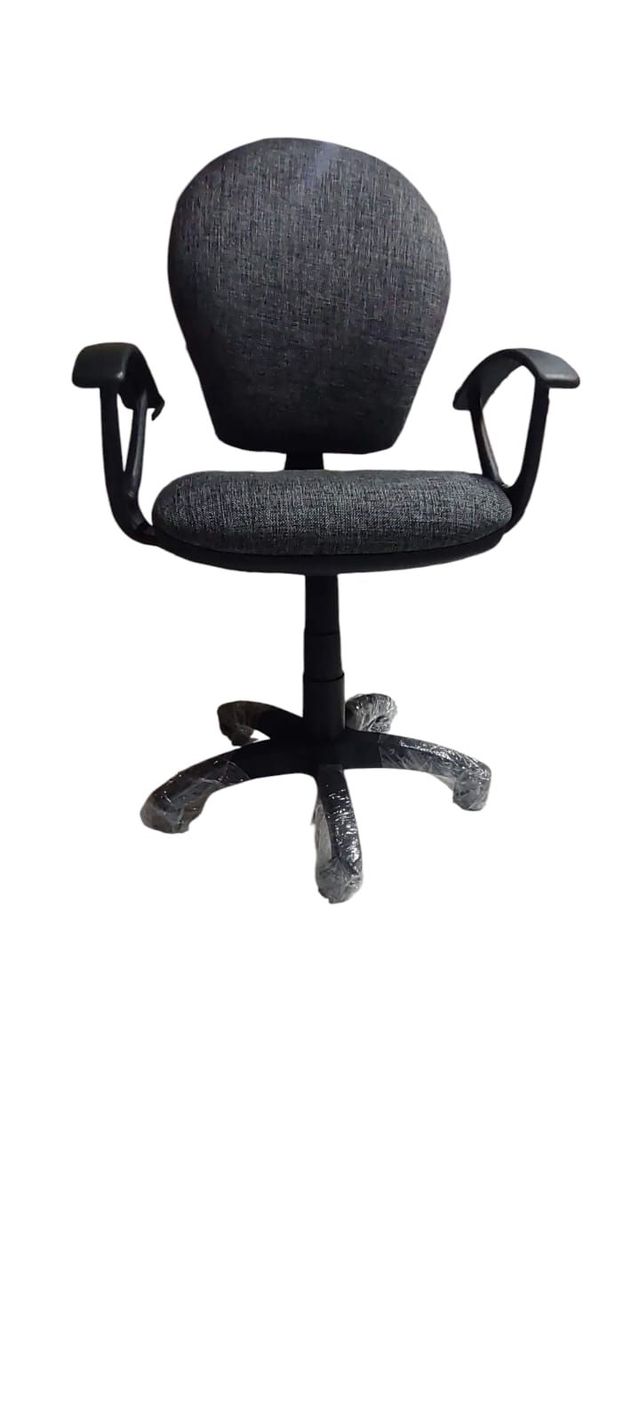 Silla de oficina negra con asiento acolchado, respaldo, reposabrazos y base de cinco ruedas sobre un fondo blanco.