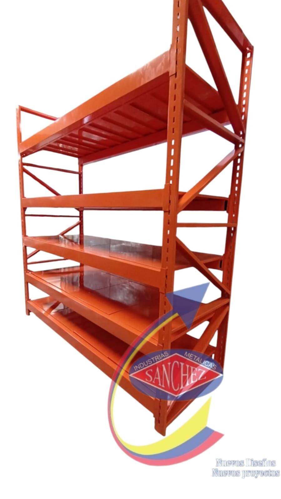 Estantería industrial metálica de color naranja sobre fondo blanco, mostrada en perspectiva con varios estantes vacíos.