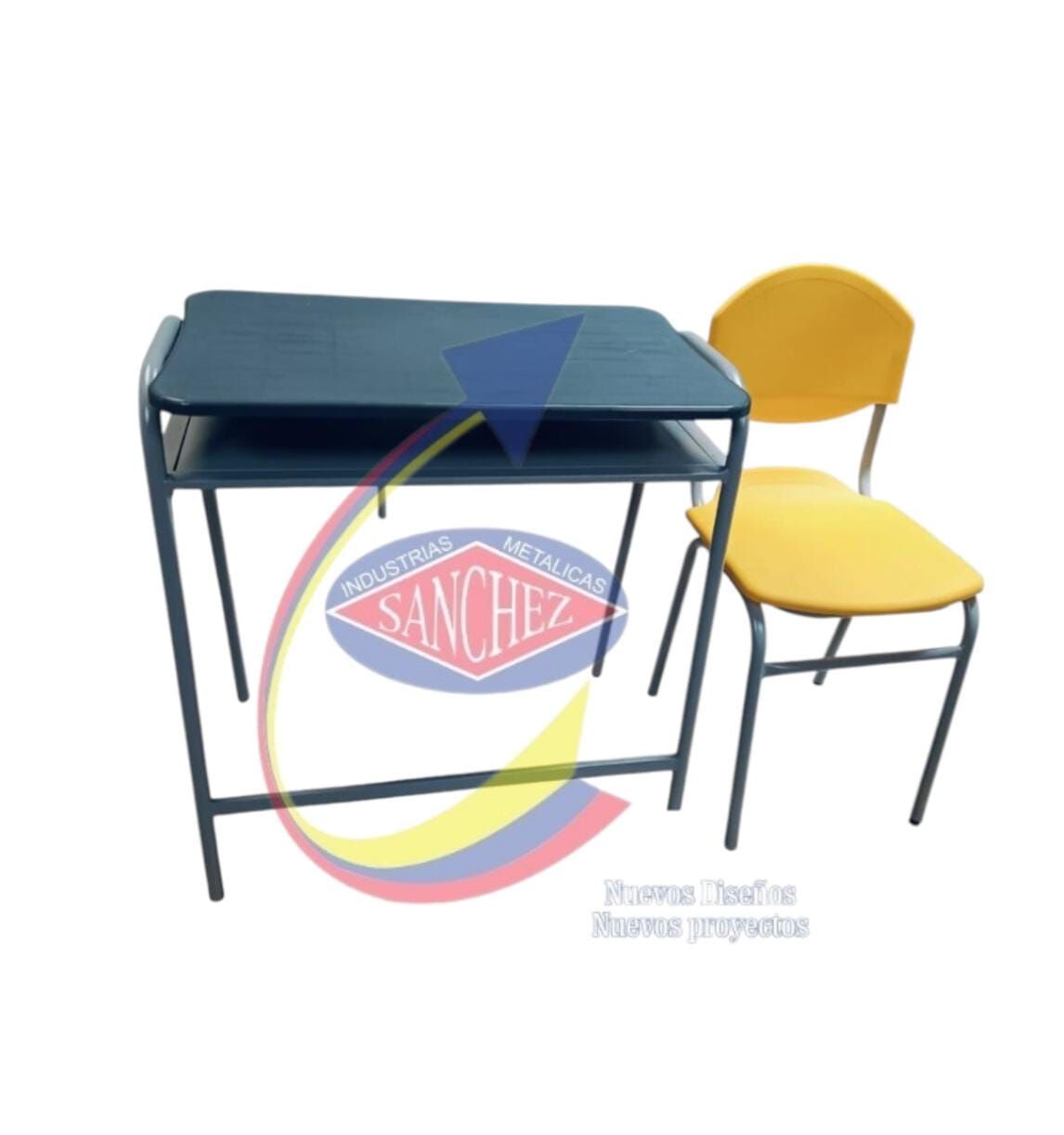 Un pequeño escritorio negro con tablero azul, situado junto a una silla amarilla sobre un fondo blanco.