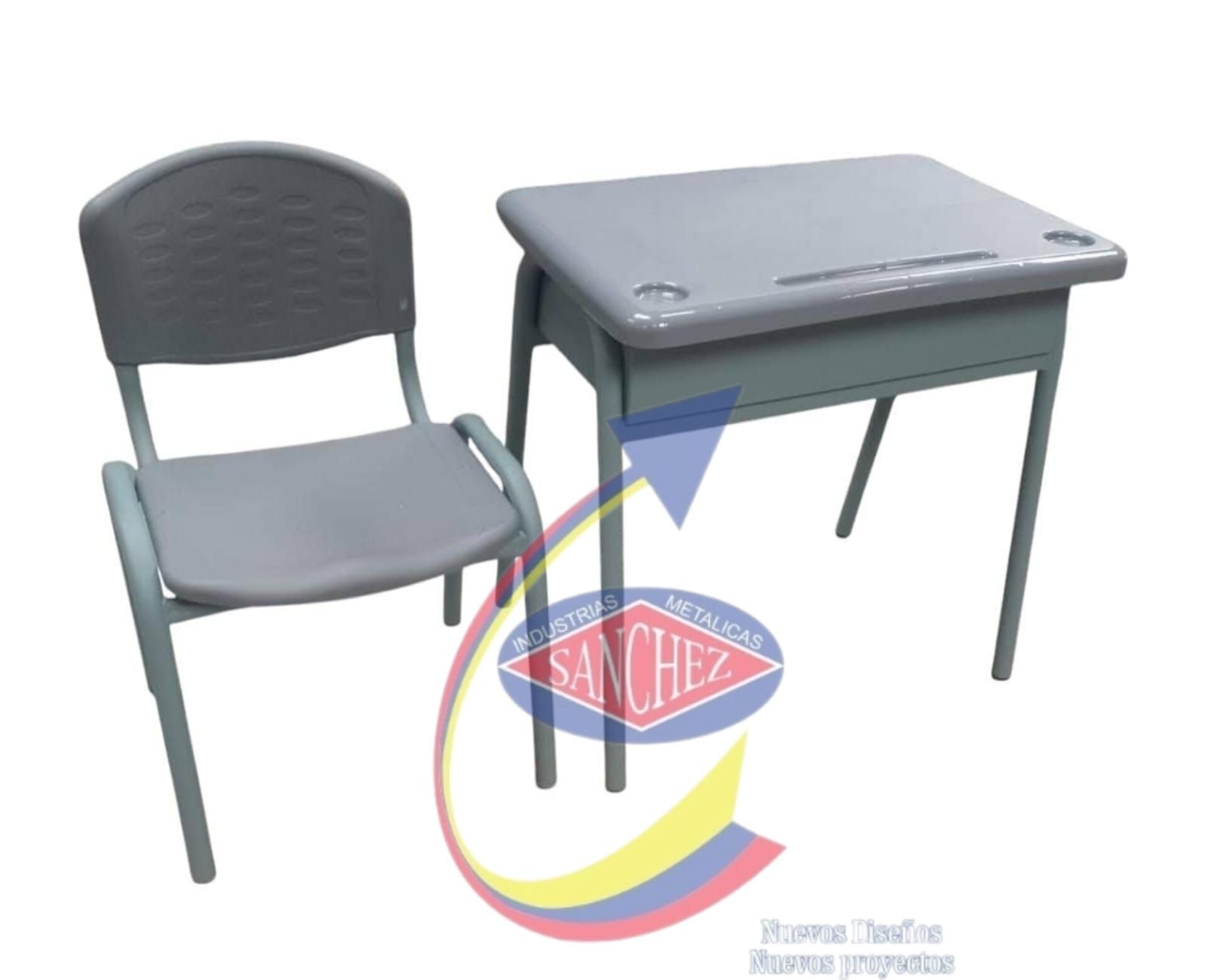 Conjunto de pupitre y silla escolares grises sobre fondo blanco con marca de agua del logotipo de Sánchez.