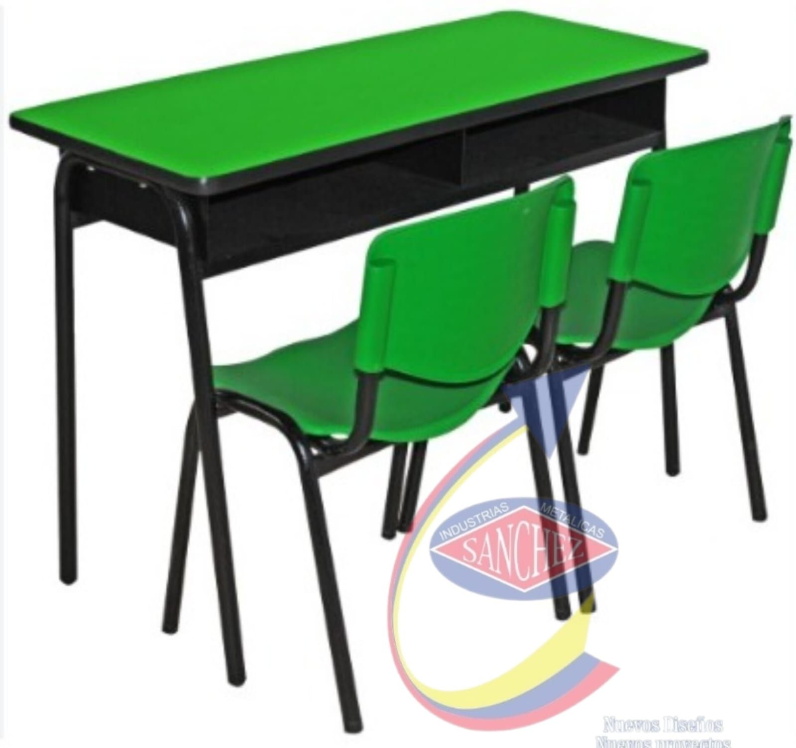 Pupitre escolar verde con dos sillas a juego sobre un fondo blanco.