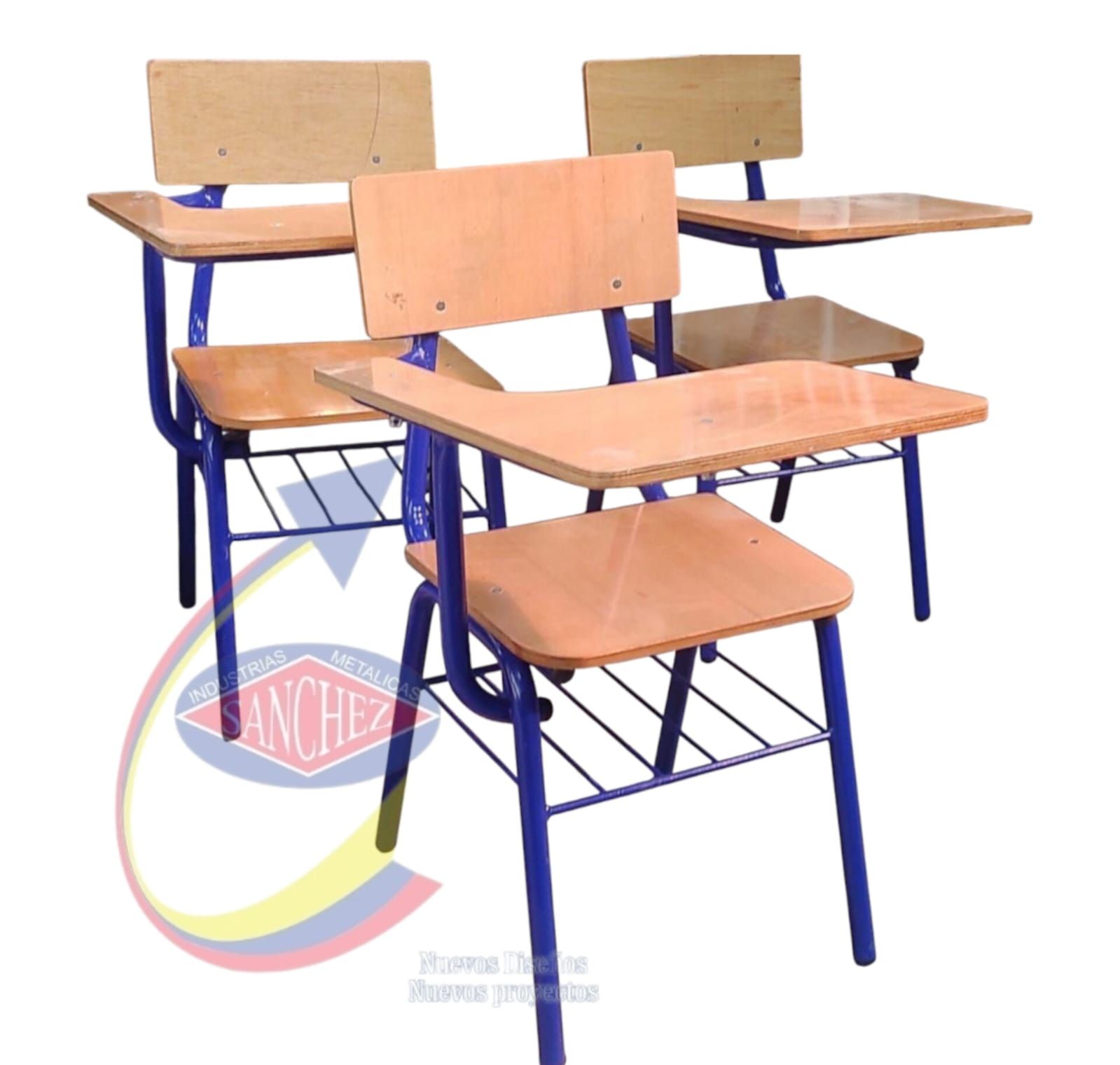 Cuatro pupitres escolares de madera con patas de metal azul dispuestos sobre un fondo blanco.