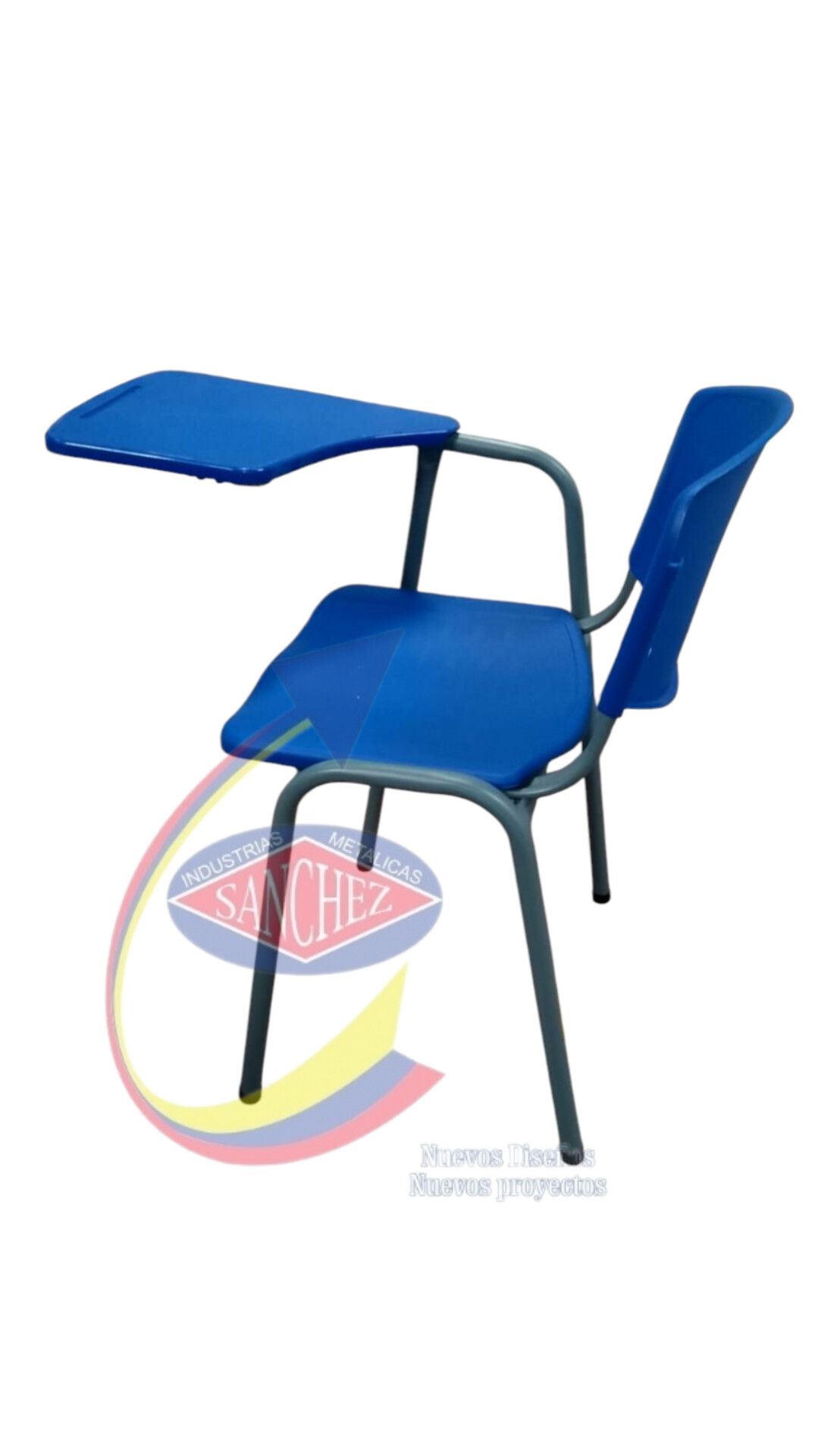 Silla de pupitre escolar azul con superficie de escritura y asiento incorporados, sobre un fondo blanco.