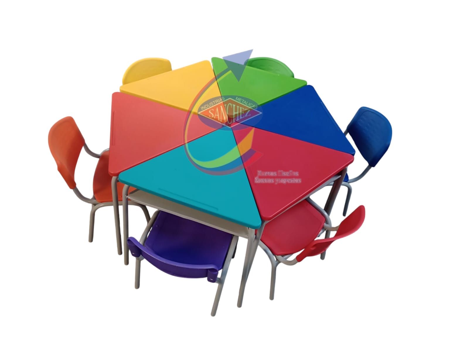Mesa redonda colorida con sillas a juego dispuestas en círculo sobre un fondo blanco.