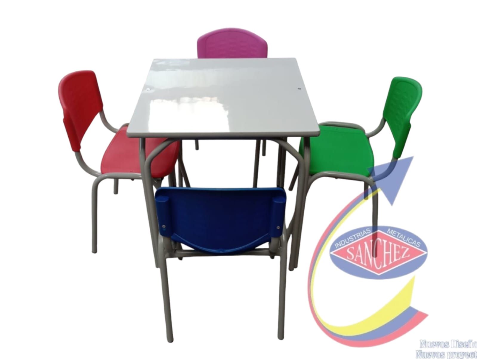 Cuatro sillas coloridas alrededor de una mesa con tablero de cristal sobre un fondo blanco.