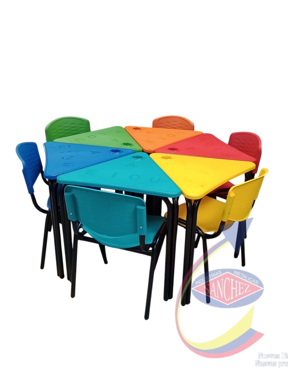 Mesa infantil hexagonal colorida con sillas a juego sobre fondo blanco.