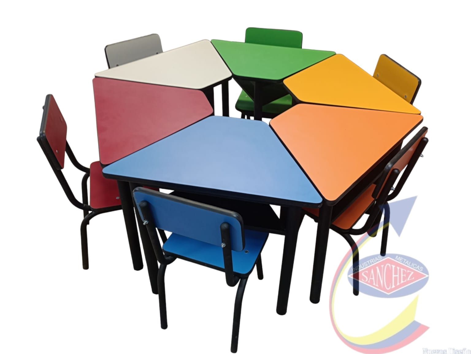 Mesa hexagonal colorida con sillas a juego dispuestas a su alrededor en un aula o área de juegos.