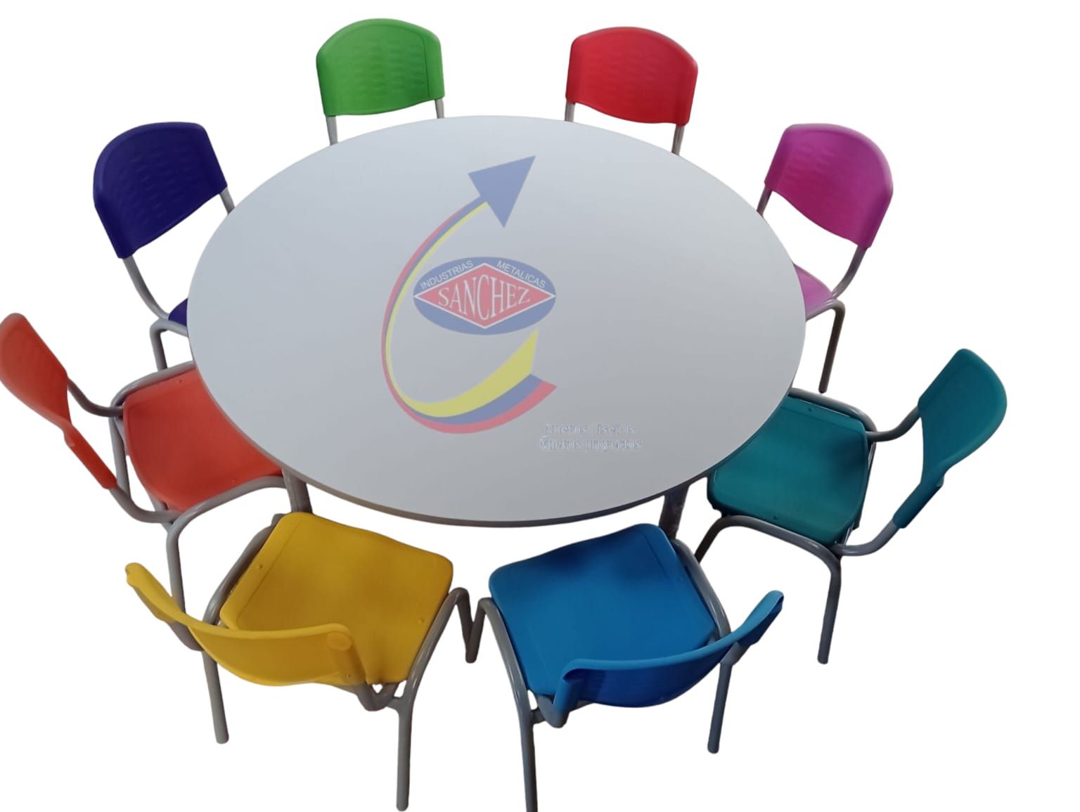 Sillas coloridas alrededor de una mesa redonda con una flecha y un logotipo en el centro.