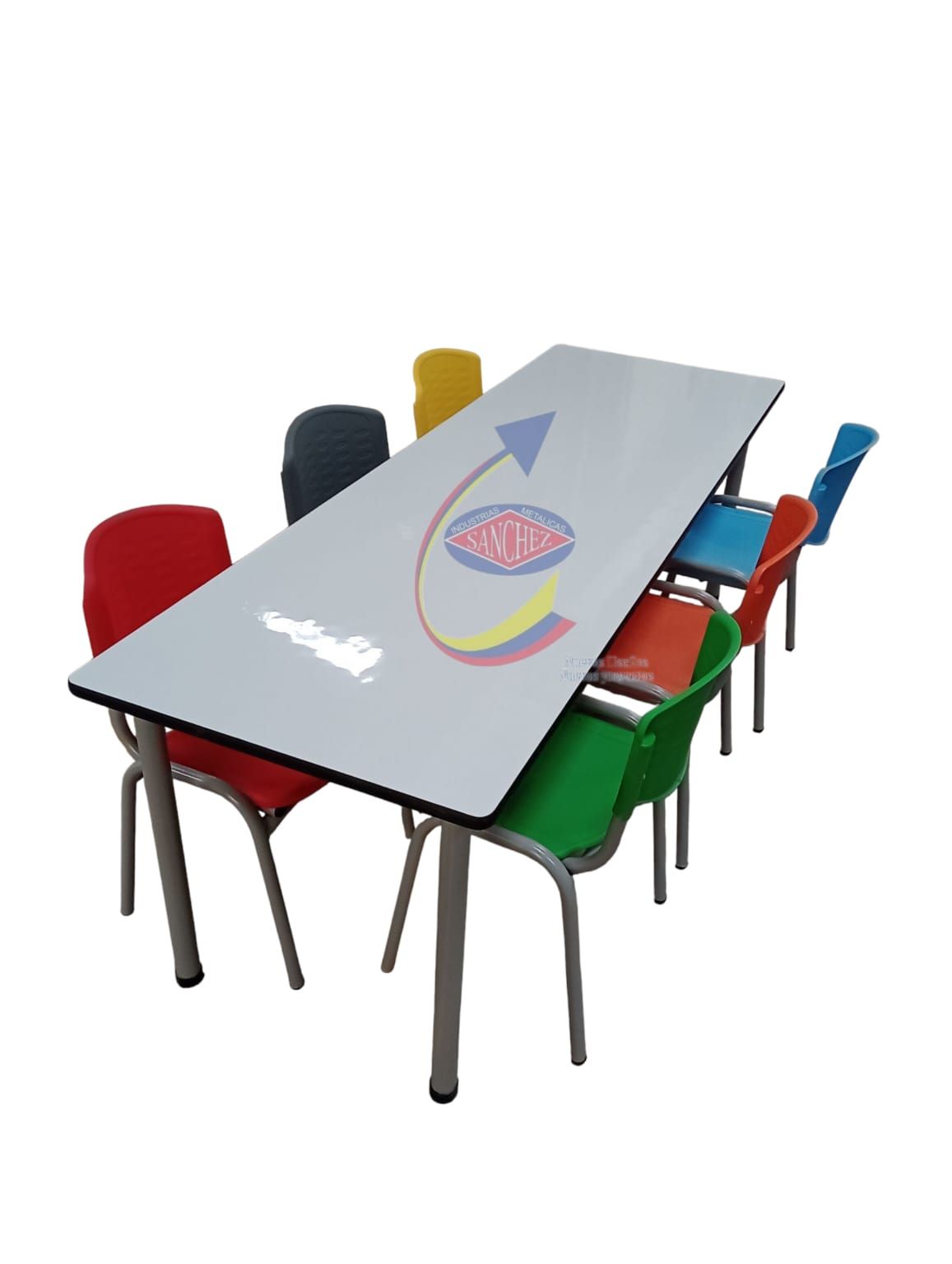 Mesa infantil con sillas coloridas y un diseño de puzle con tablero abatible.