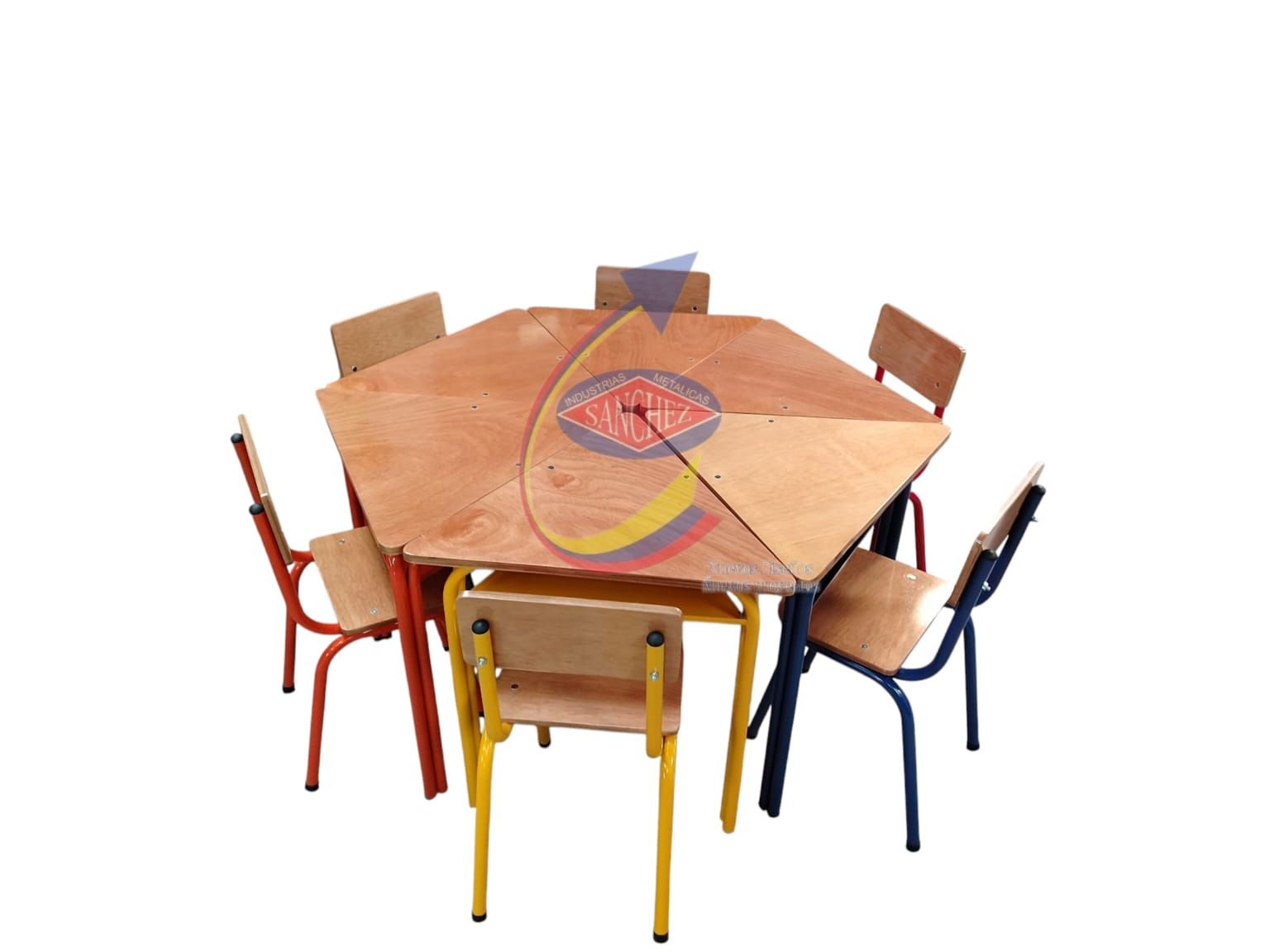 Seis sillas coloridas alrededor de una mesa hexagonal de madera con un diseño geométrico en el centro.