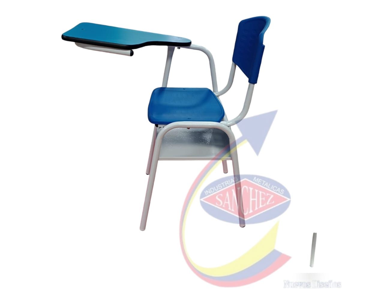 Silla de pupitre azul para aula con superficie de escritura incorporada sobre un fondo blanco.