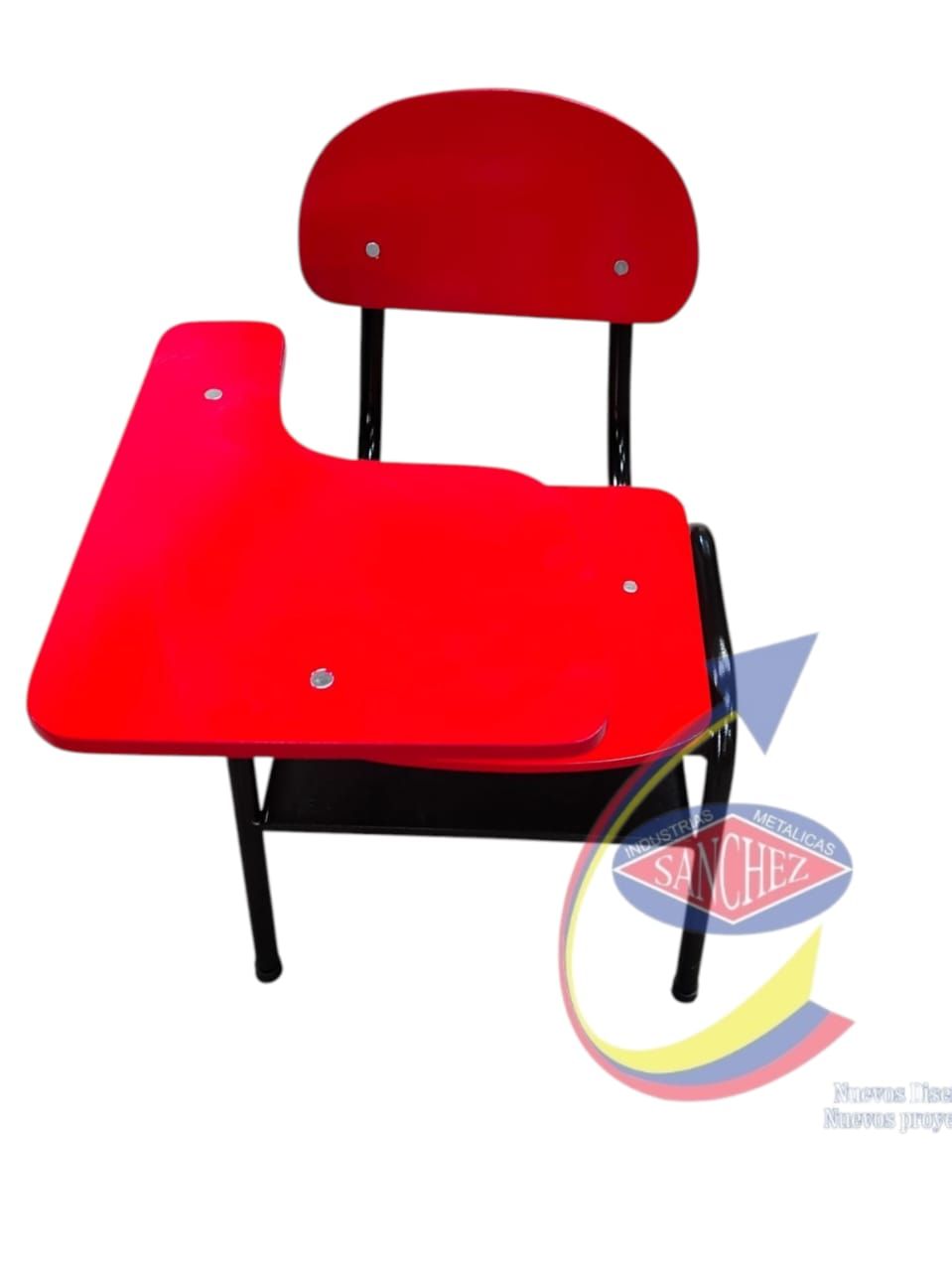 Silla de escritorio escolar roja con patas de metal negro y asiento y respaldo rojos sobre un fondo blanco.