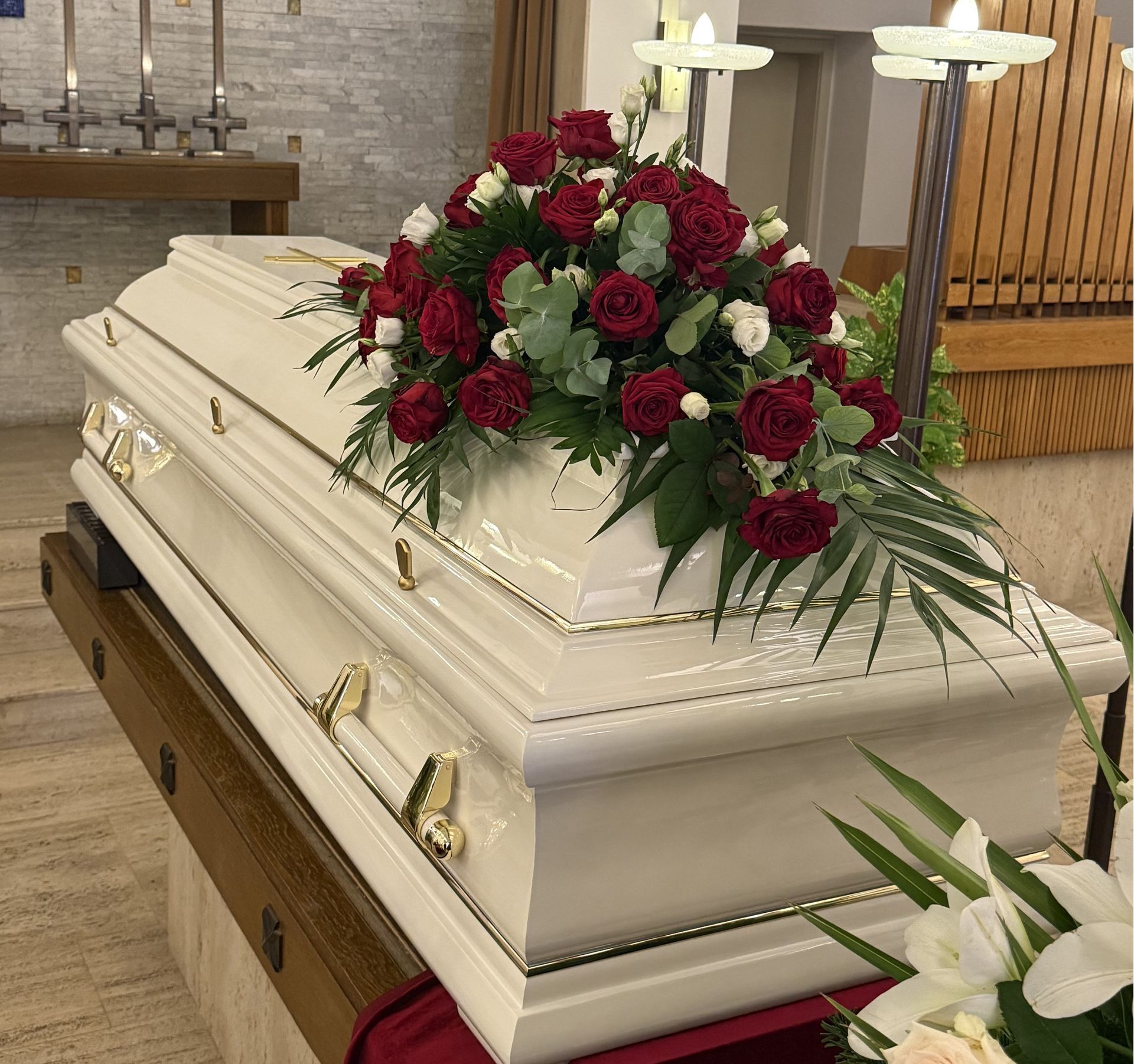 Sarg mit Blumenschmuck