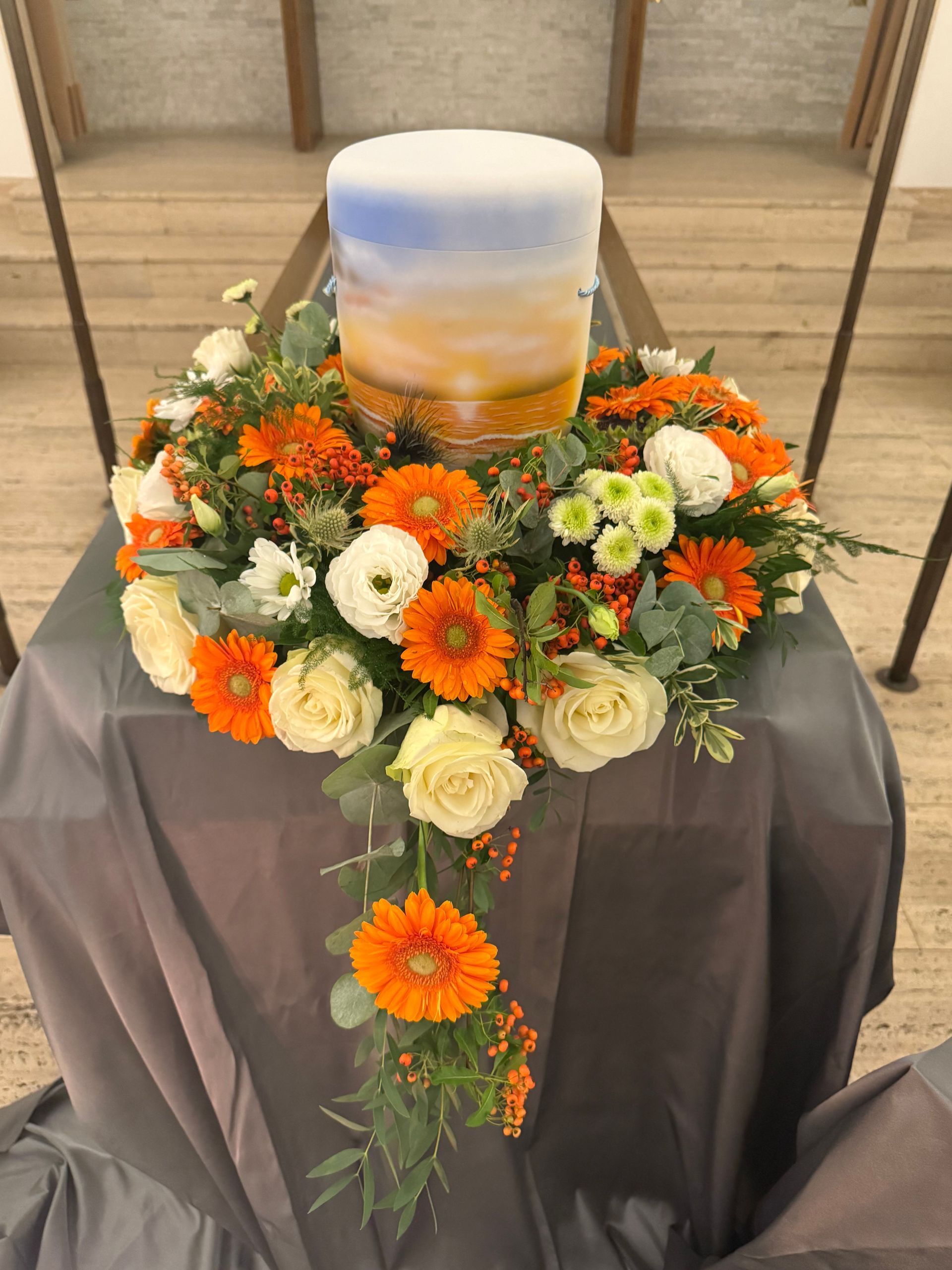Urne mit Blumenschmuck