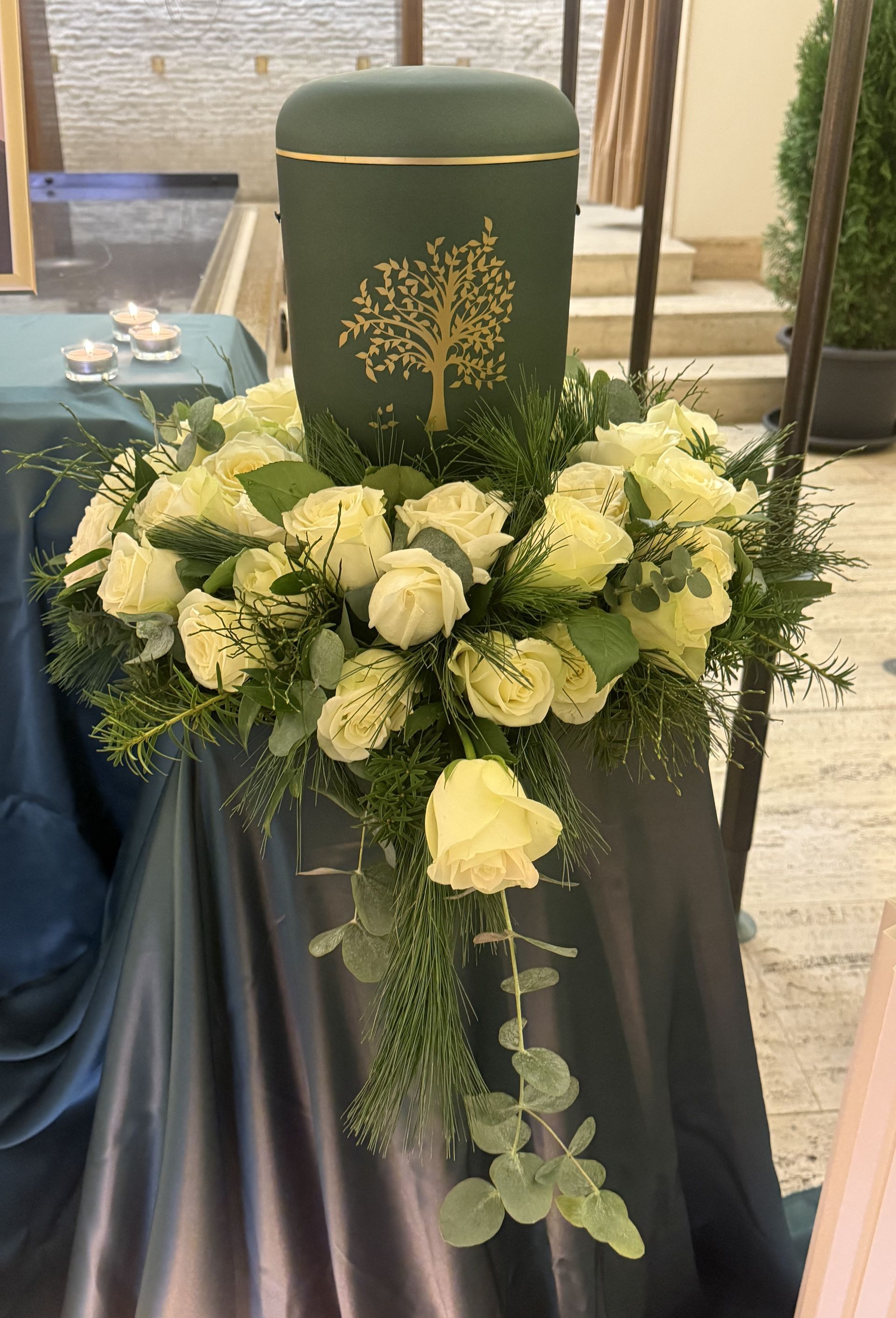 Urne mit Blumenschmuck