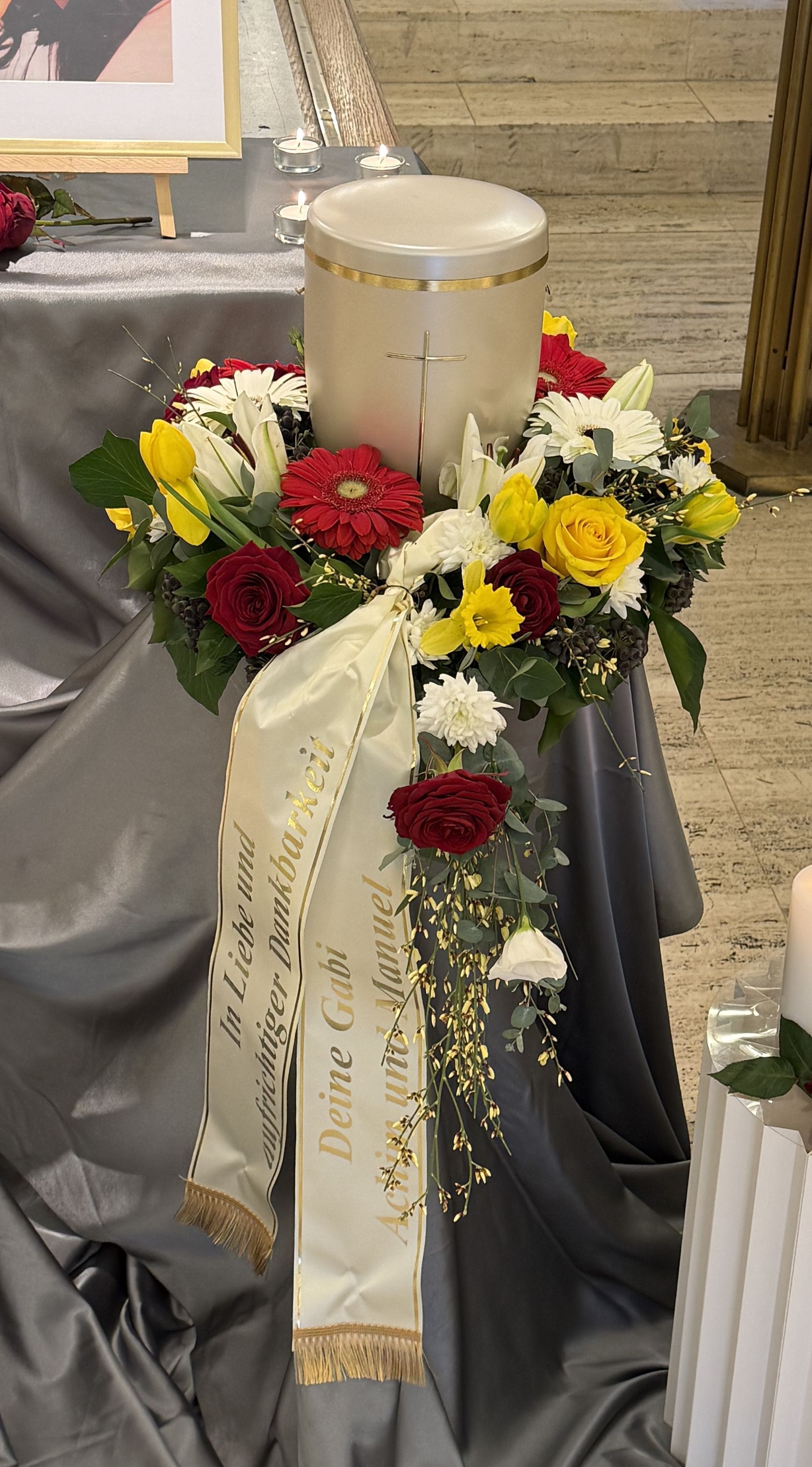 Urne mit Blumenschmuck