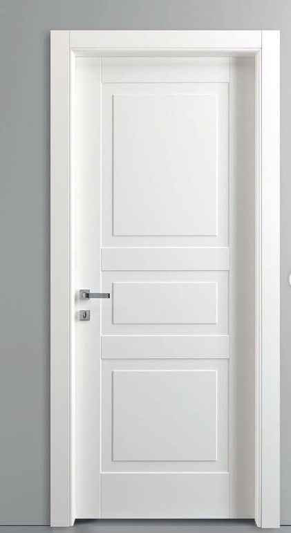 Una porta interna bianca con tre pannelli rettangolari incassati e una moderna maniglia argentata, su uno sfondo grigio.