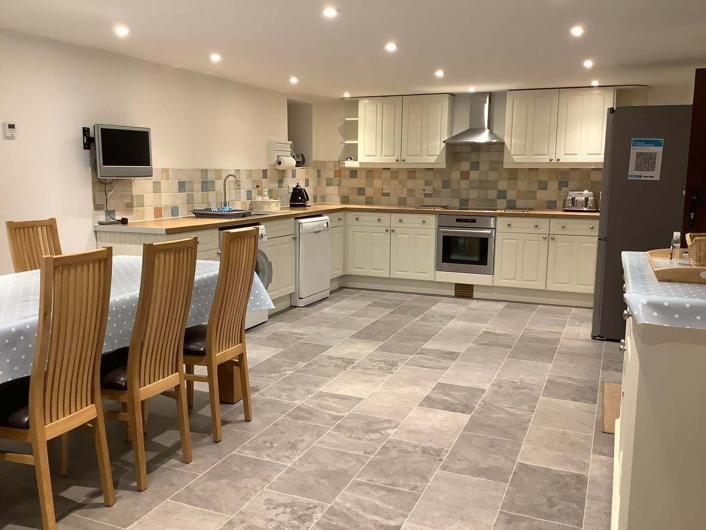 Kitchen/Dining Room - Woodpecker Barn Kitchen/Dining Room - Woodpecker Barn