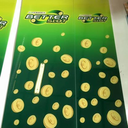 Pannello verde della slot machine con monete d'oro in euro fluttuanti e logo