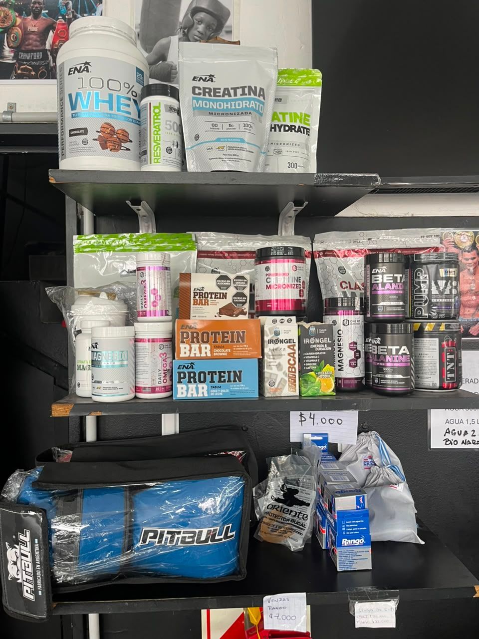 Estanterías repletas de diversos polvos de proteínas, suplementos y productos de nutrición deportiva.