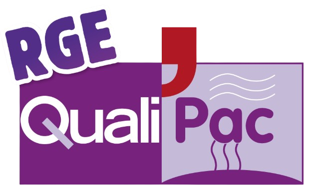 Logo RGE QualiPac violet et blanc avec accents rouges et lignes de vapeur ondulées